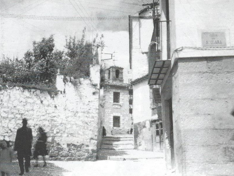 Calle Santa Clara - Calle Santa Clara. Calle Arroyo de San Pedro, a la izquierda, Calle San Bartolom, a la derecha Calle Santa Clara y al fondo el Colegio de los Caos