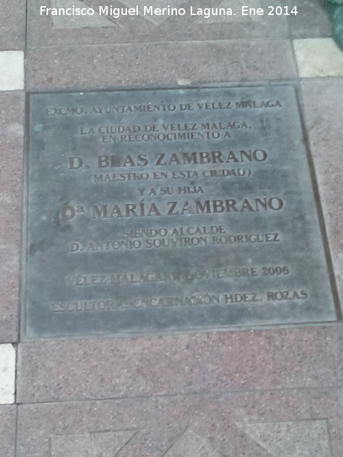 Monumento a Blas Zambrano y su hija María - Monumento a Blas Zambrano y su hija María. Placa