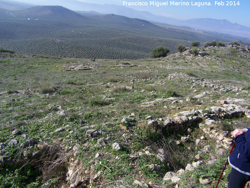 Instalaciones ganaderas islámicas de Peñaflor - Instalaciones ganaderas islámicas de Peñaflor. Habitaciones y aprisco, al fondo la aldea