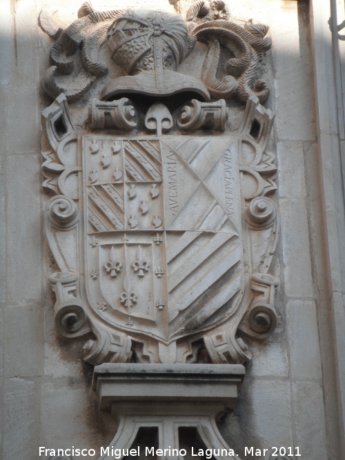 Palacio de los Vélez - Palacio de los Vélez. Escudo izquierdo de los linajes de Guevara, Mendoza, Ramírez de Arellano y Anaya