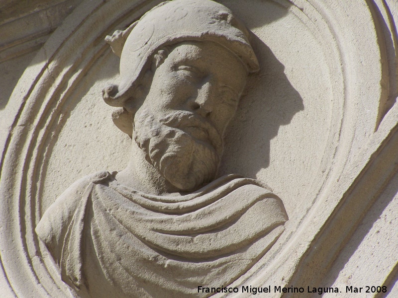 Palacio de Los Vilches - Palacio de Los Vilches. Segundo relieve por la derecha de la fachada