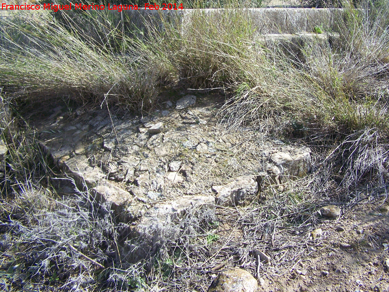 Pilar de Torrechantre - Pilar de Torrechantre. Talud de mamposter�a