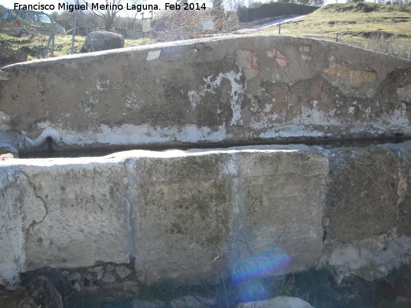 Pilar Fuente del Caño - Pilar Fuente del Caño. Losas de piedra