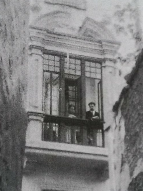 Palacio Suárez del Águila - Palacio Suárez del Águila. Foto antigua con Eduardo Arroyo asomado al balcón