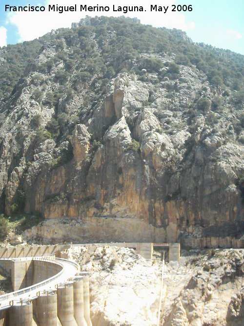 Pantano del Quiebrajano - Pantano del Quiebrajano. Cerro en que se apoya la presa