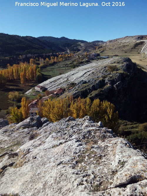Aldea Fuente Segura de Arriba - Aldea Fuente Segura de Arriba. Las tres aldeas de Fuente Segura. De la más cercana a la más alejada, la de Abajo, la de Enmedio y la de Arriba