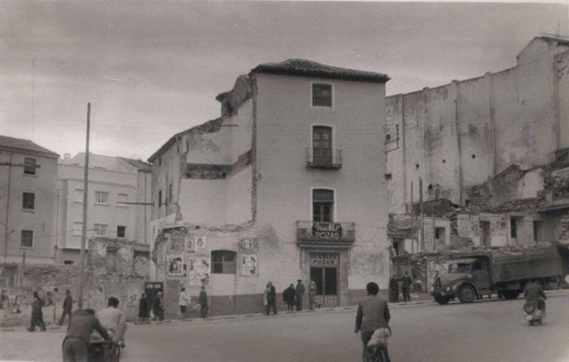 Plaza de la Constitucin - Plaza de la Constitucin. Foto antigua. Muebles Pozas en sus comienzos