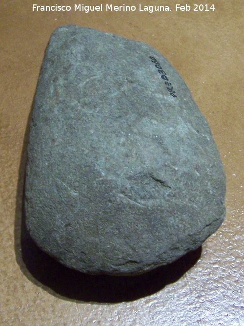 Yacimiento del Cortijo de Escalona - Yacimiento del Cortijo de Escalona. Hacha pulimentada. Museo Arqueológico de Santisteban