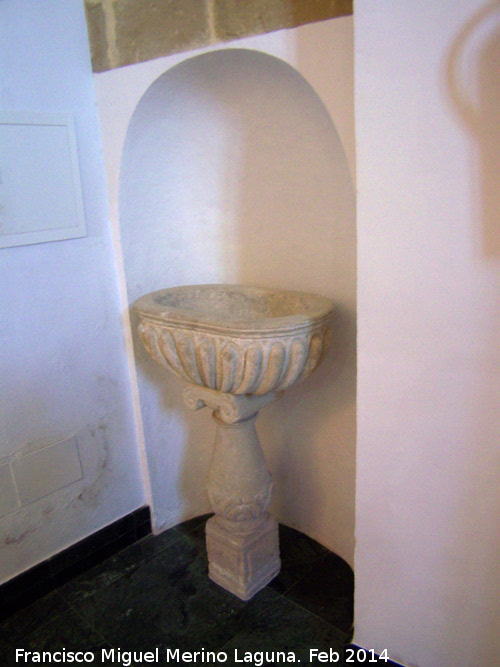 Colegiata de Santa María de los Reales Alcázares. Sacristía - Colegiata de Santa María de los Reales Alcázares. Sacristía. Pila de agua bendita
