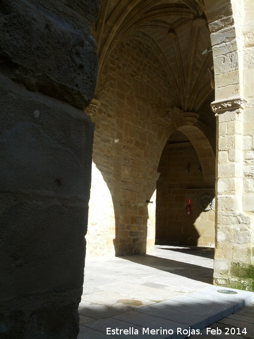 Colegiata de Santa María de los Reales Alcázares. Claustro - Colegiata de Santa María de los Reales Alcázares. Claustro. 