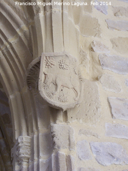 Colegiata de Santa María de los Reales Alcázares. Claustro - Colegiata de Santa María de los Reales Alcázares. Claustro. Escudo del Canónigo Becerra
