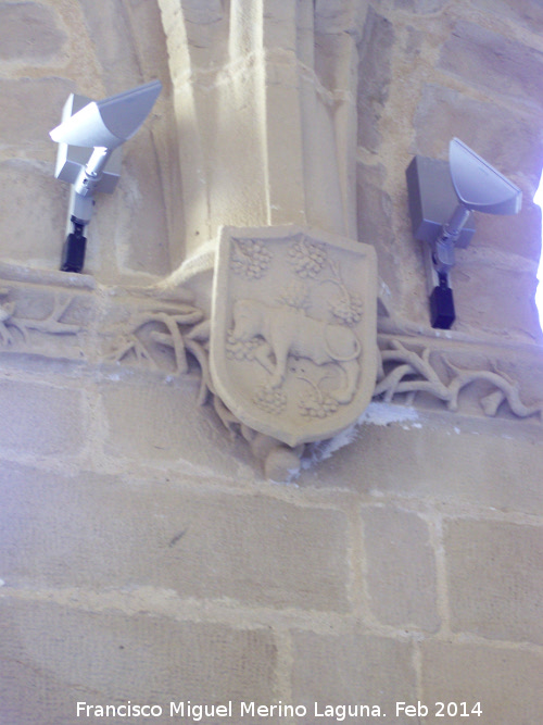 Colegiata de Santa María de los Reales Alcázares. Claustro - Colegiata de Santa María de los Reales Alcázares. Claustro. Escudo del Canónigo Becerra