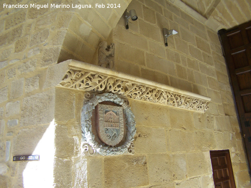 Colegiata de Santa María de los Reales Alcázares. Claustro - Colegiata de Santa María de los Reales Alcázares. Claustro. Niño con pájaro, cenefa y escudo policromado