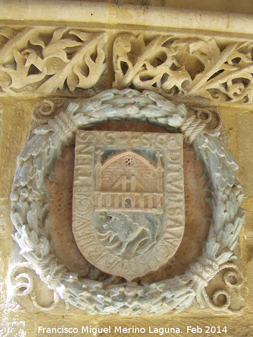 Colegiata de Santa María de los Reales Alcázares. Claustro - Colegiata de Santa María de los Reales Alcázares. Claustro. Escudo policromado