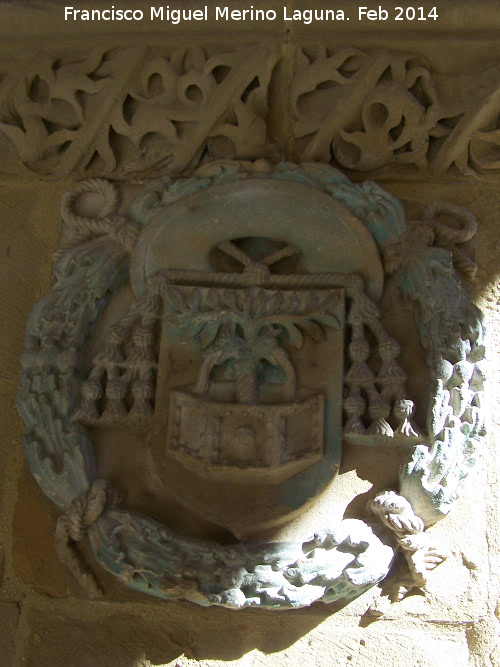 Colegiata de Santa María de los Reales Alcázares. Claustro - Colegiata de Santa María de los Reales Alcázares. Claustro. Escudo policromado del Obispo Alonso Suarez de la Fuente del Sauce