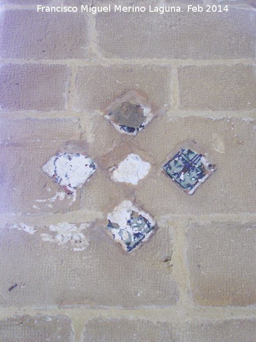 Colegiata de Santa María de los Reales Alcázares. Claustro - Colegiata de Santa María de los Reales Alcázares. Claustro. Azulejos en cruz