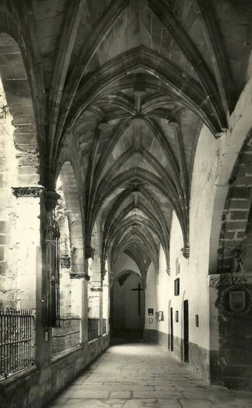 Colegiata de Santa Mar�a de los Reales Alc�zares. Claustro - Colegiata de Santa Mar�a de los Reales Alc�zares. Claustro. Foto antigua