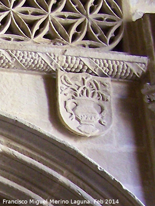 Colegiata de Santa María de los Reales Alcázares. Capilla I del Claustro - Colegiata de Santa María de los Reales Alcázares. Capilla I del Claustro. Escudo derecho