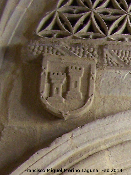 Colegiata de Santa María de los Reales Alcázares. Capilla I del Claustro - Colegiata de Santa María de los Reales Alcázares. Capilla I del Claustro. Escudo izquierdo