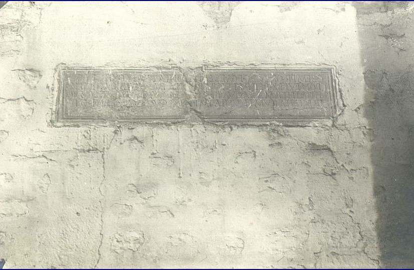 Iglesia de San Miguel - Iglesia de San Miguel. Foto antigua de la Lapida de los Sempronios. Foto del catálogo de Enrique Romero de Torres. 1913-14.