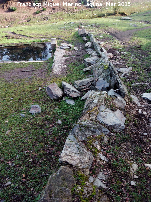 Pilar de la Zarzuela - Pilar de la Zarzuela. Lajas de piedra de protección del pilar