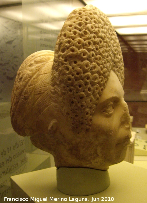 Villa romana del Cortijo de los Robles - Villa romana del Cortijo de los Robles. Cabeza femenina con tocado. Museo Provincial de Jaén