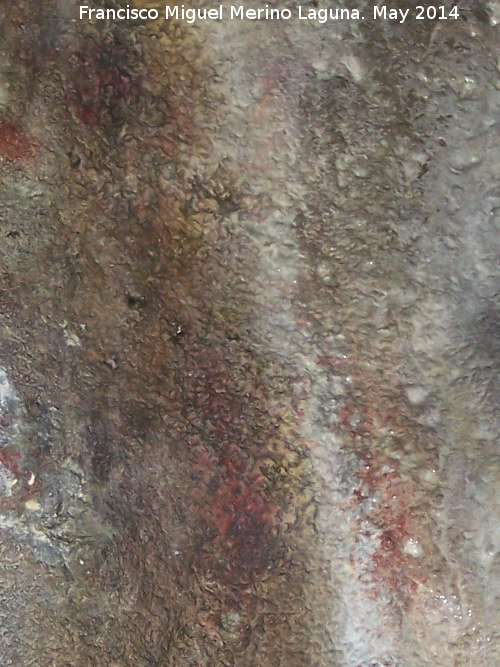 Pinturas rupestres de la Cueva del Montañés - Pinturas rupestres de la Cueva del Montañés. Antropomorfo central muy desvaído