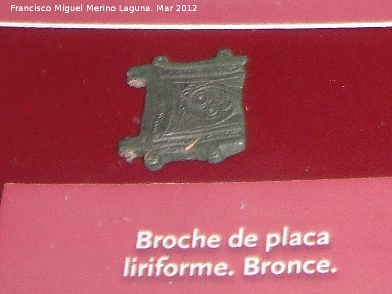 Historia de Jaén. Visigodos - Historia de Jaén. Visigodos. Broche de placa liriforme de bronce, siglos VI-VIII. Museo Provincial de Jaén