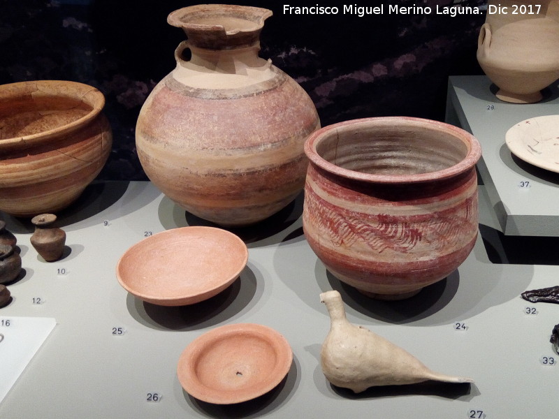 Necrópolis de Los Chorrillos - Necrópolis de Los Chorrillos. Tumba del Askos de la Paloma. Museo Ibero de Jaén