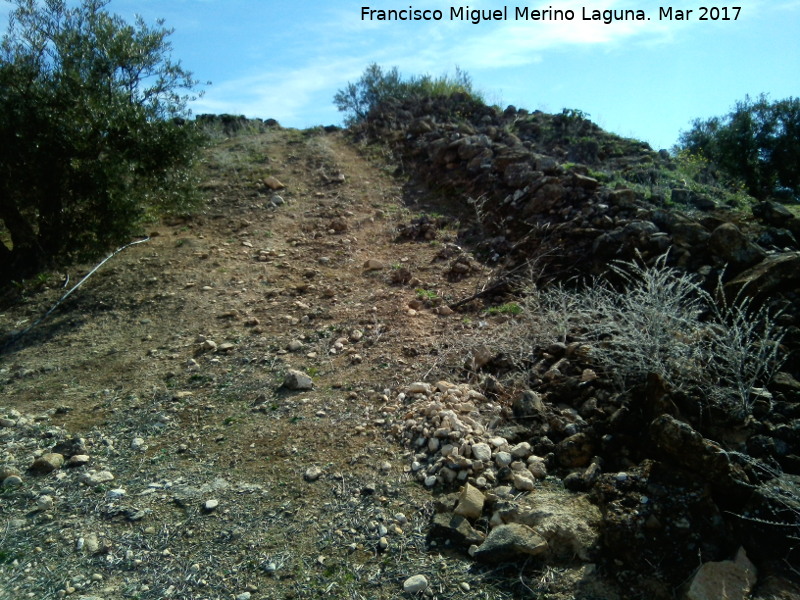 Plaza de Armas del Cerro de La Muela - Plaza de Armas del Cerro de La Muela. Carril atravesando la línea de muralla