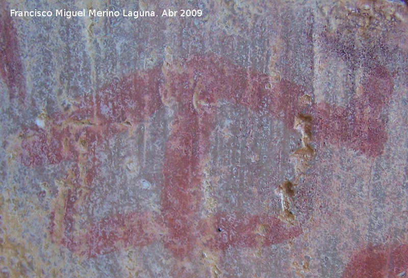 Pinturas rupestres del Frontón V - Pinturas rupestres del Frontón V. Antropomorfo del grupo inferior el que está más arriba. Del tipo phi con algo en su brazo derecho