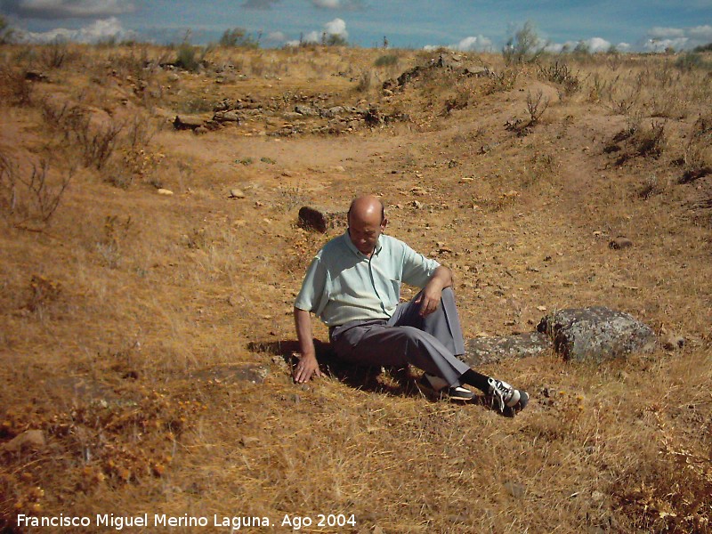 Oppidum de Giribaile. Viviendas - Oppidum de Giribaile. Viviendas. Empedrado antes del zócalo de piedra que da paso a la vivienda con una columna al fondo