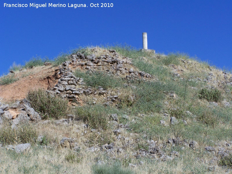 Oppidum de Giribaile. Gran Muralla - Oppidum de Giribaile. Gran Muralla. Bastión norte con el punto geodésico