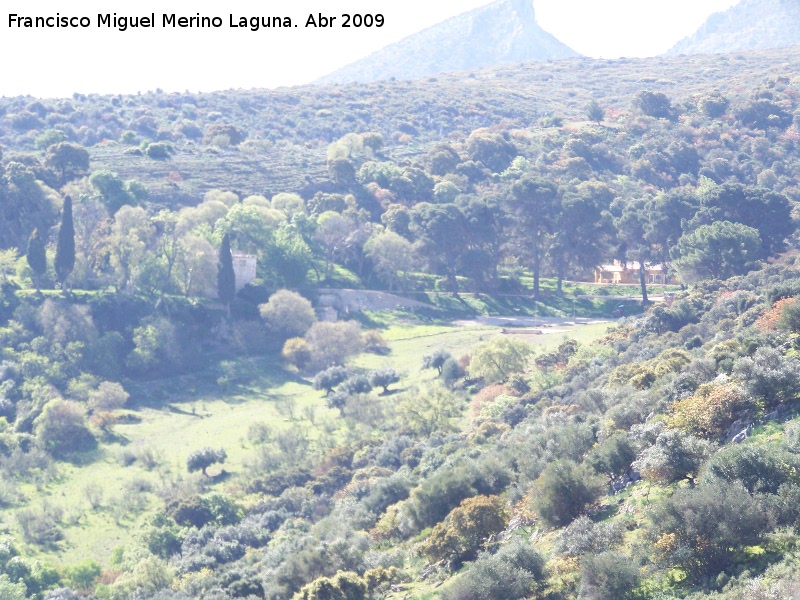 Mingo - Mingo. La antigua alquería a la izquierda y las nuevas construcciones a la derecha