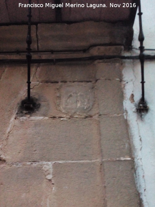 Casa de la Calle Cobos n 14 - Casa de la Calle Cobos n 14. Escudo derecho
