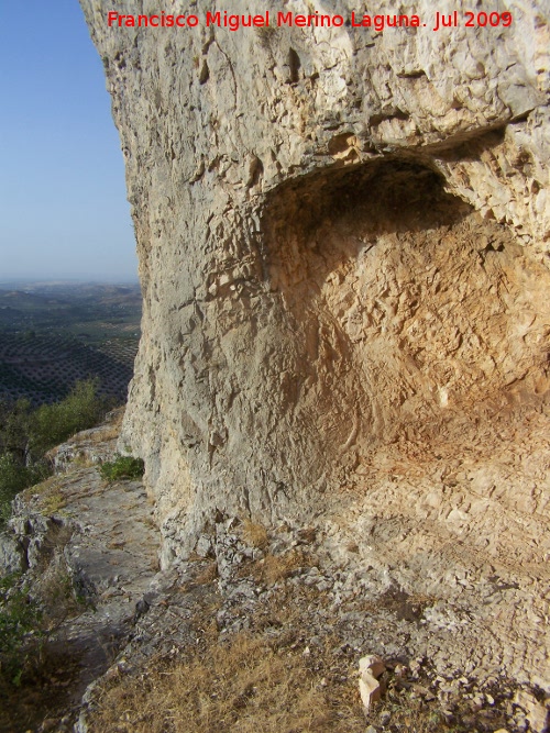 Pinturas rupestres del Poyo de la Mina II - Pinturas rupestres del Poyo de la Mina II. Abrigo que contiene las pinturas y a su izquierda el pequeño pasillo por el que se accede a este poyo