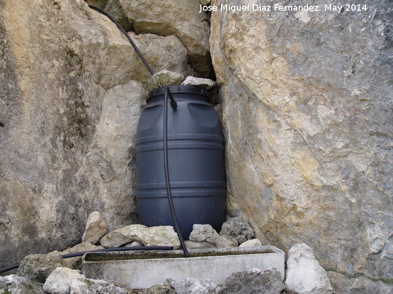 Cueva del Yedrón - Cueva del Yedrón. Bidón aljibe