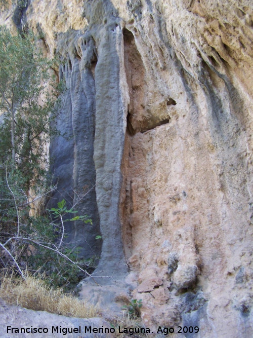 Poyo Bernabé - Poyo Bernabé. Formaciones de piedra del abrigo de la izquierda