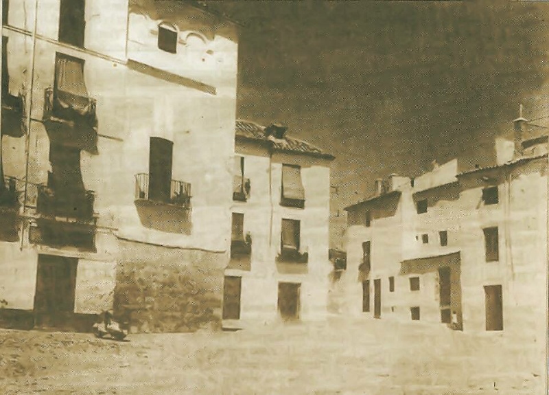 Plaza de los Huérfanos - Plaza de los Huérfanos. Foto antigua. En el lugar donde se ve la vespa, el Bar Turismo, subiendo la Calle de San Andrés, a la derecha, el molino de aceite La Molineta