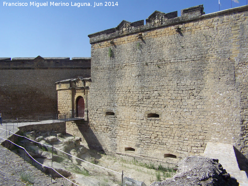 Castillo de Sabiote. Puerta de entrada - Castillo de Sabiote. Puerta de entrada. Puente levadizo