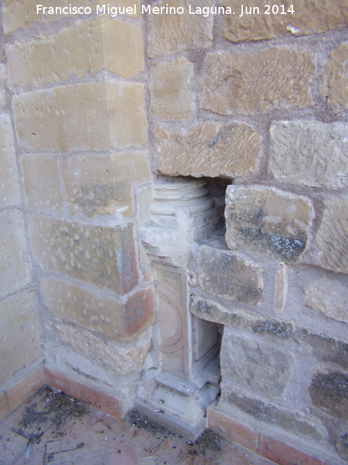 Castillo de Sabiote. Patio de Armas - Castillo de Sabiote. Patio de Armas. Pedestal y base de columna embutidos en el muro norte de una anterior galería