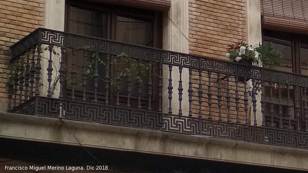Edificio de la Calle Bernabé Soriano nº 20 - Edificio de la Calle Bernabé Soriano nº 20. Detalle del balcón corrido