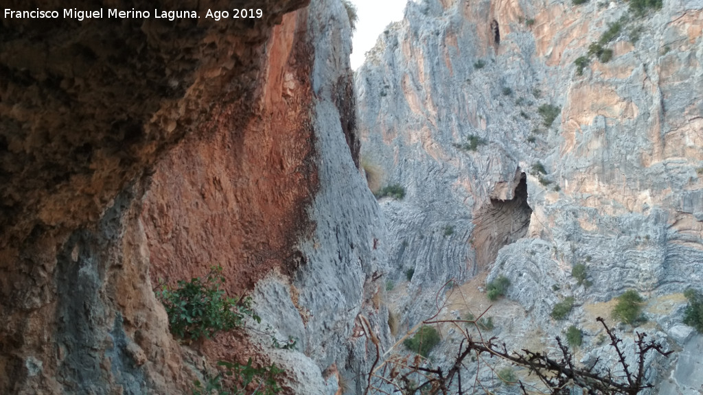 Cueva de las Palomas - Cueva de las Palomas. Desde el Abrigo del Matojo
