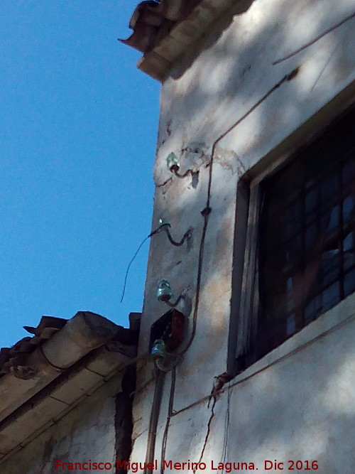 Casería de Otiñar - Casería de Otiñar. Restos de la electrificación de la vivienda