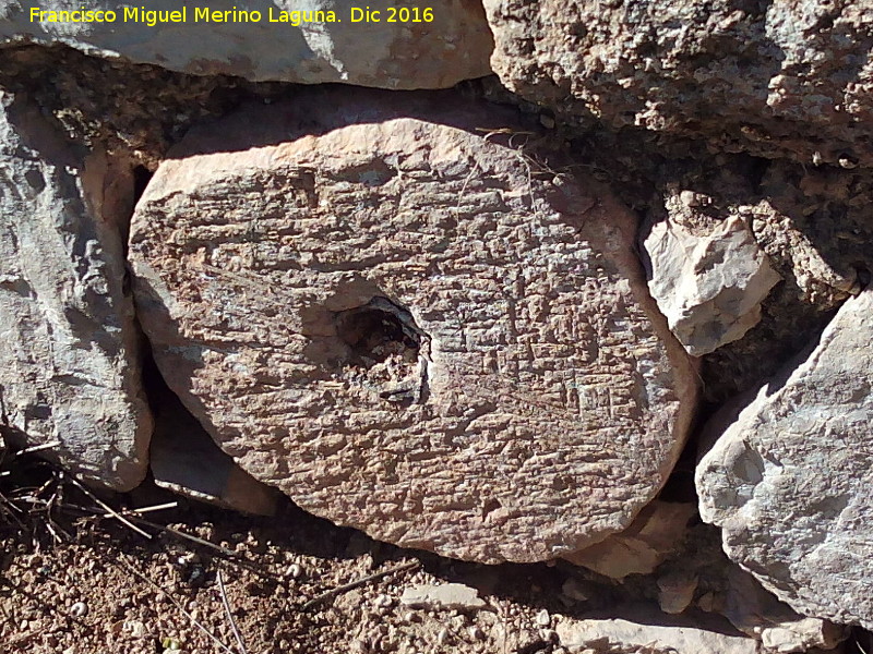 Casería de Otiñar - Casería de Otiñar. Fuste de columna reutilizada en un muro