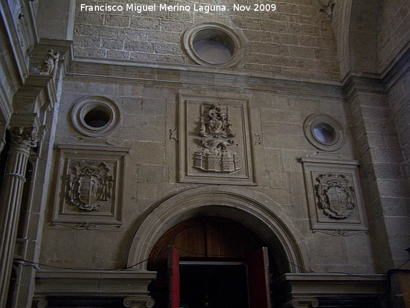 Catedral de Jaén. Antesacristía - Catedral de Jaén. Antesacristía. Escudos, el del centro es el de la Catedral, los dos de los lados son iguales y pertenecen a un obispo