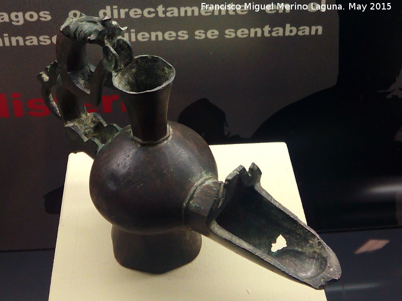 Historia de Jimena - Historia de Jimena. Candil con león rampante de bronce. Siglo X Califal. Museo Provincial de Jaén