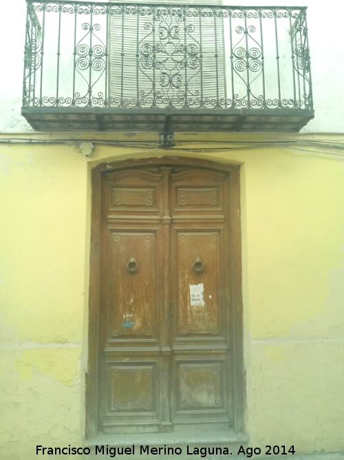 Casa de la Calle Puerta de Martos nº 18 - Casa de la Calle Puerta de Martos nº 18. Balcón y puerta de madera