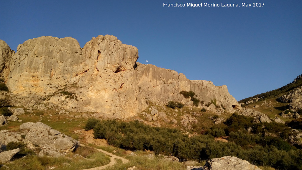 Peñón de Mingo - Peñón de Mingo. Con la Luna al fondo