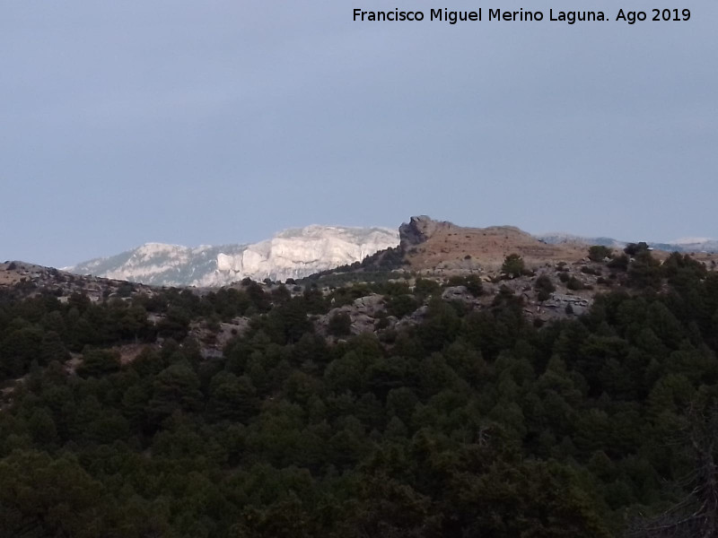 La Morra - La Morra. Vistas hacia Peña Corva y el Banderillas